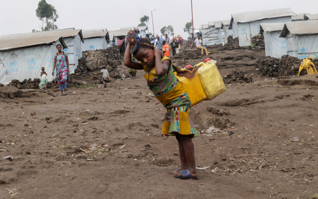 How is the mpox outbreak impacting refugees and displaced people?